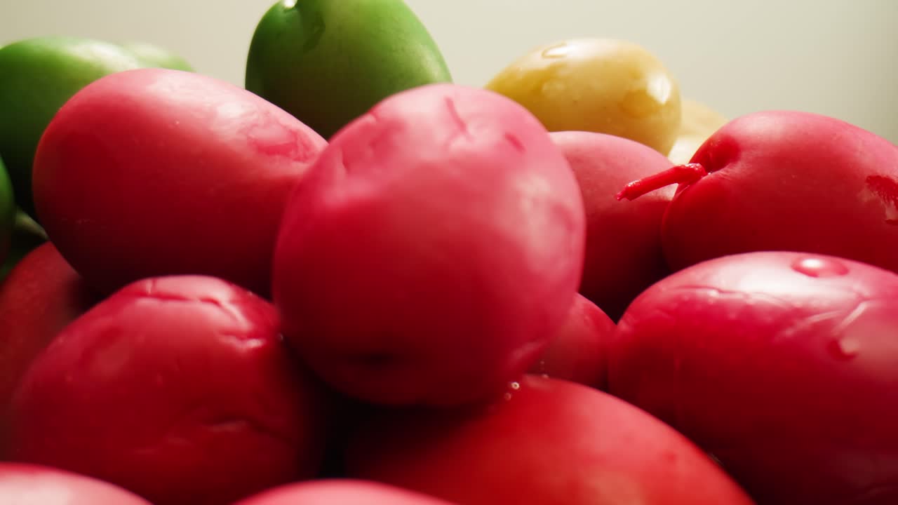 aceitunas verdes redondas en vinagre de grecia como fondo, vista de arriba. imágenes de alta calidad en 4k