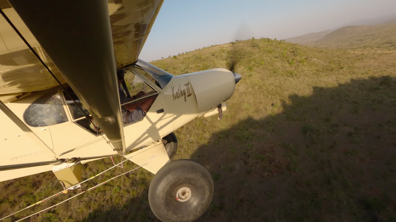 Aereo sopra la savana con vista aerea di scogliera e pozza d'acqua