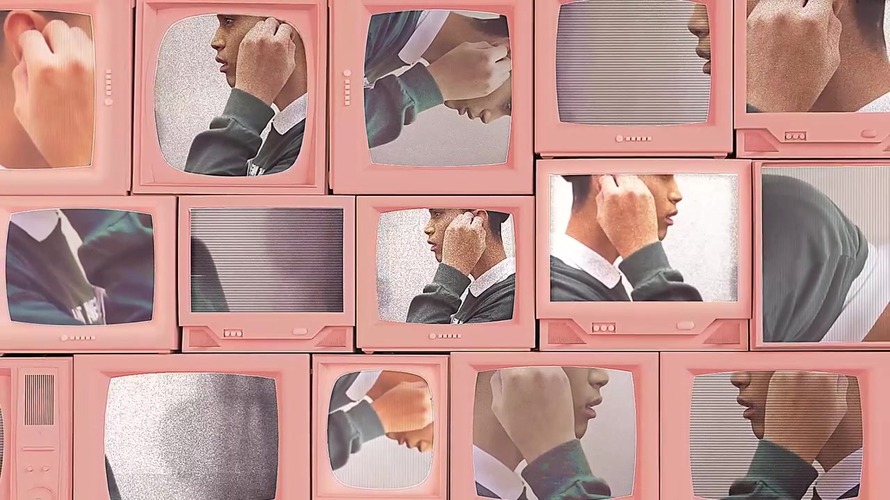 Collage di schermi televisivi vintage che mostrano vari videoclip