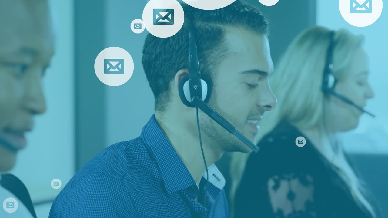 Animazione di icone di posta elettronica online su diverse persone d'affari che indossano cuffie telefoniche