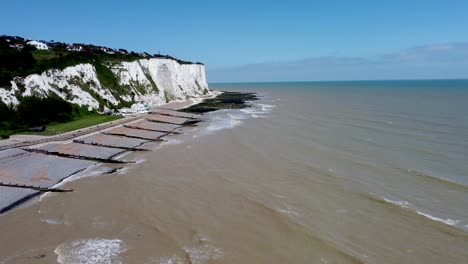 4K-Drohnenvideo-Von-Kleinen-Wellen,-Die-Auf-Die-Basis-Der-Weißen-Klippen-In-Der-Nähe-Von-Dover,-Kent,-England-Treffen