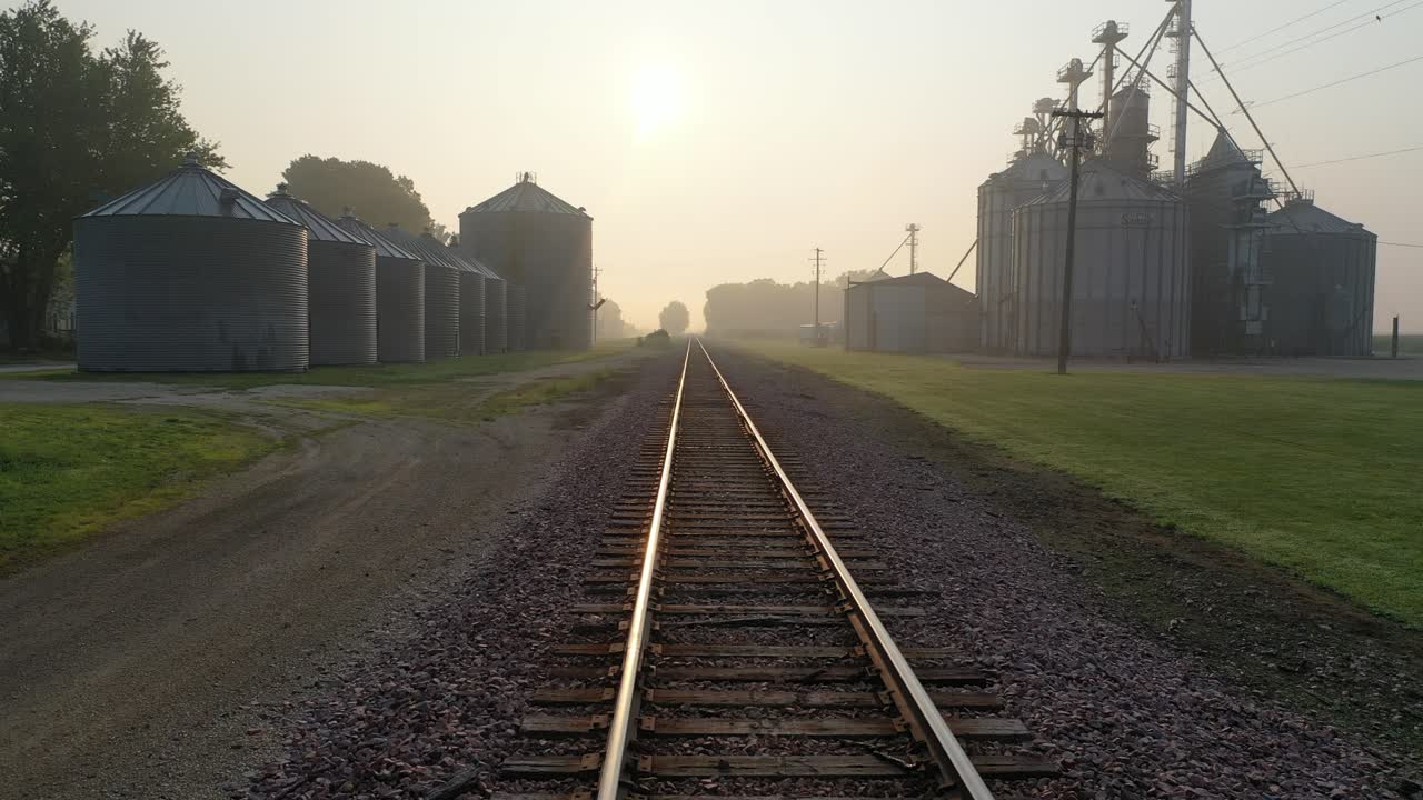 안개가 가득한 아침 철도