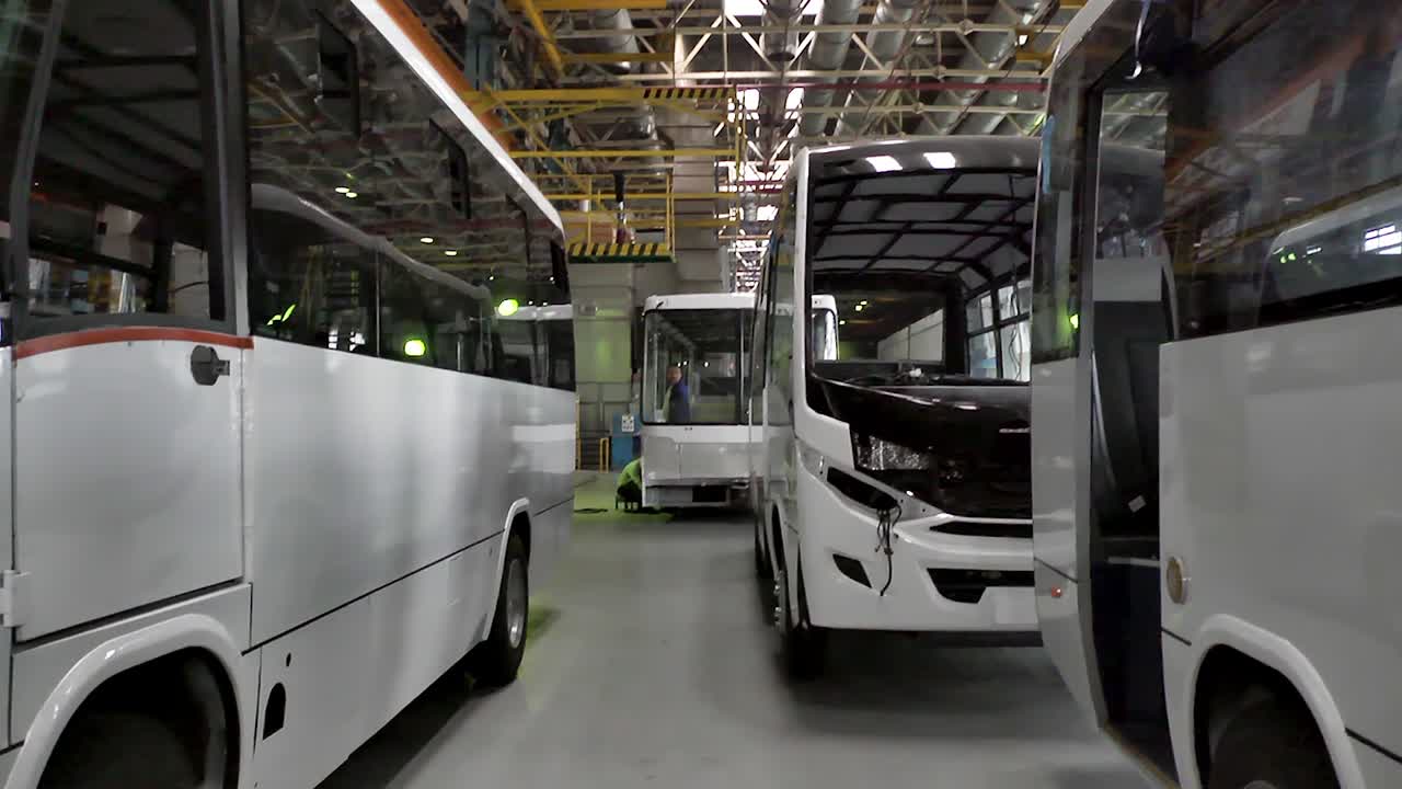 Linea di assemblaggio di autobus in una fabbrica