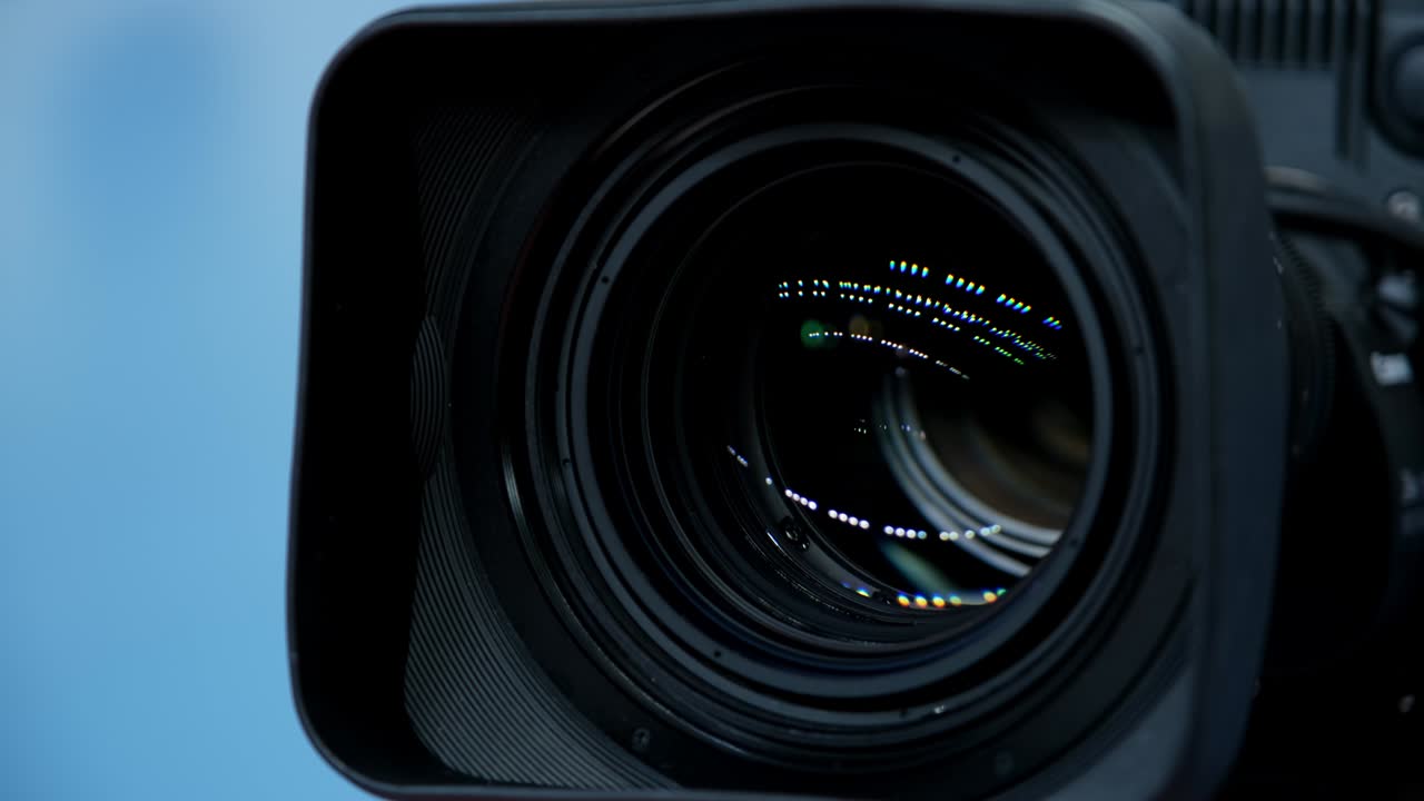 lente de foco de câmera digital. a lente da câmera. close-up. foco da câmera focando e filmando. conceito de serviço profissional para equipamentos fotográficos ou de cineasta.