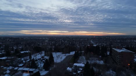 Drohnenflug-Der-Innenstadt-Von-Calgary-Während-Der-Blauen-Stunde