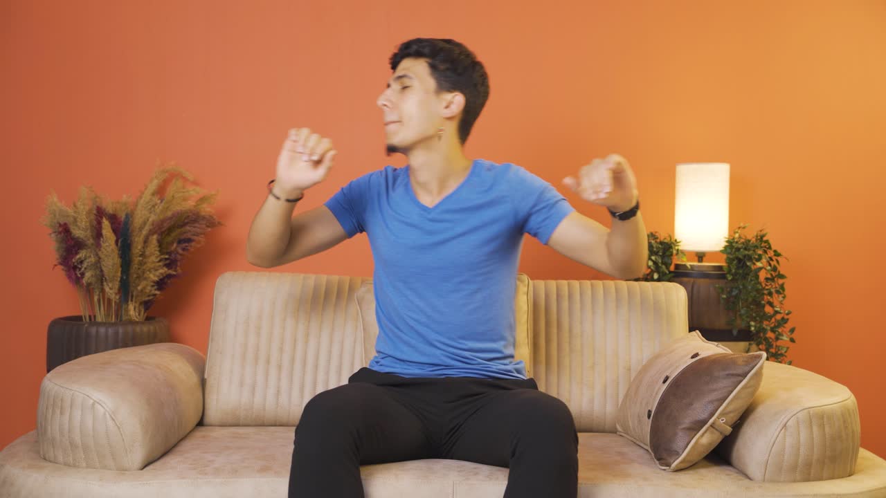 행복한 남자가 춤추고 있어