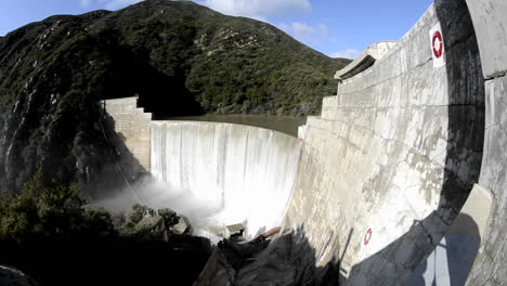 Weitwinkelaufnahme-Von-Matilija-Creek,-Der-Nach-Einem-Frühlingssturm-In-Der-Nähe-Von-Ojai,-Kalifornien,-über-Den-Veralteten-Matilija-Staudamm-Verschüttet-Wurde