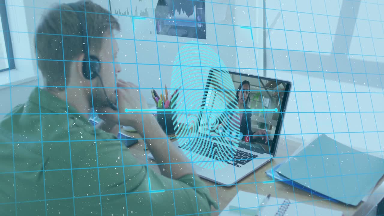 animación de huella digital biométrica sobre un hombre caucásico usando auriculares de teléfono y computadora portátil