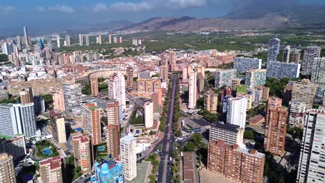 Luftaufnahme-Der-Stadt--Und-Meereslandschaft-Von-Benidorm-Aus-Einer-Drohnenperspektive-Im-Süden-Spaniens