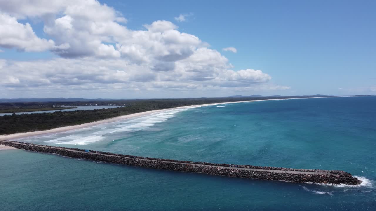 모래 해변 과 배경 에 강 이 있는 기지 의 공중 전망