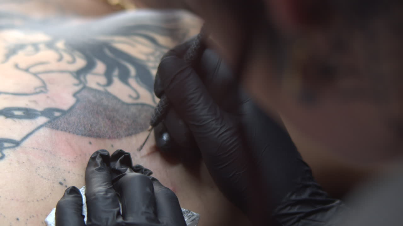 수동 손 찌르기 스틱 방법으로 매크로 클로즈업 샷 문신 아티스트