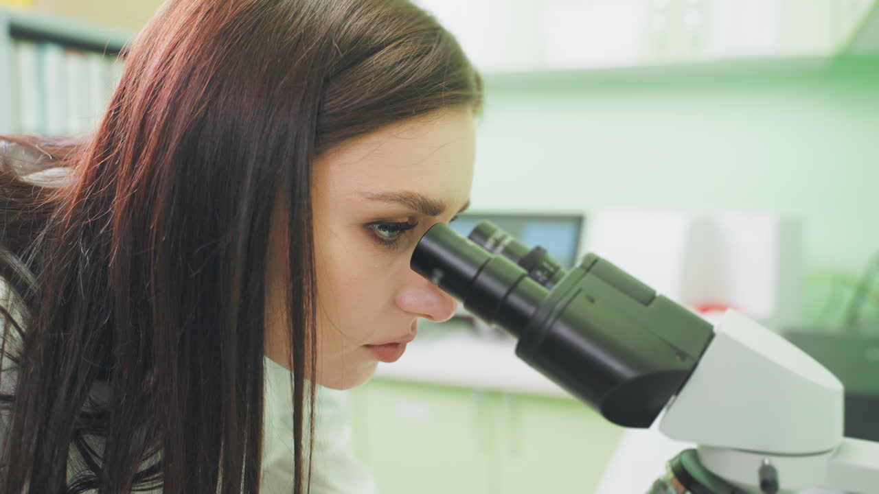 현미경으로 플을 조사하는 과학자