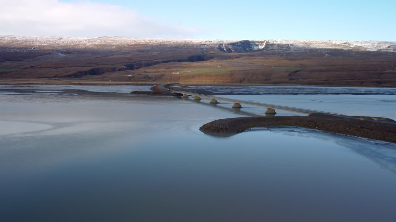 아이슬란드의 아름다운 풍경, 배경의 바다와 산의 드론 촬영
