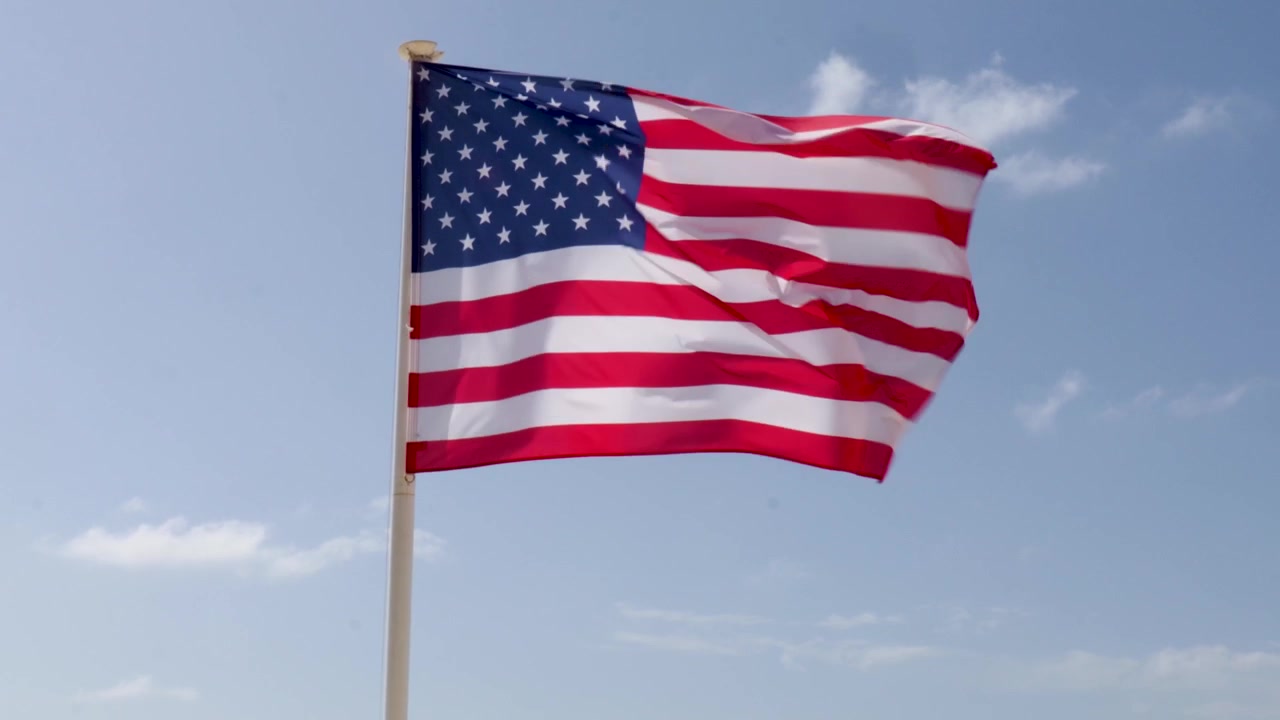 Amerikansk flag vajende mod en klar blå himmel