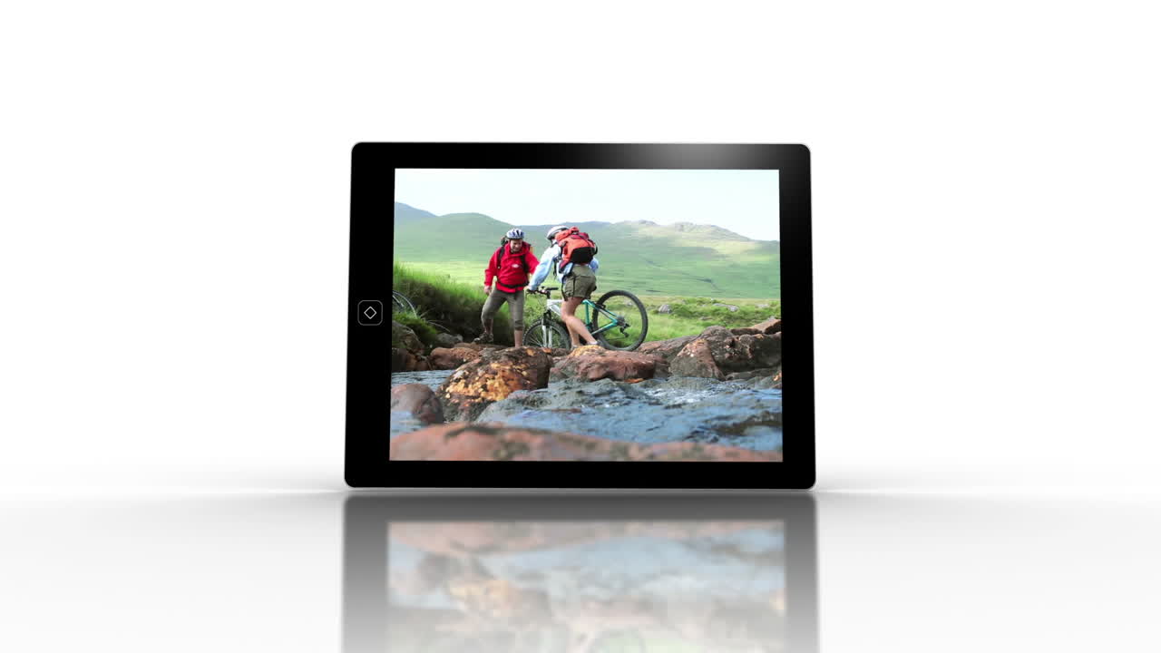 pantallas de dispositivos multimedia que muestran aventuras al aire libre