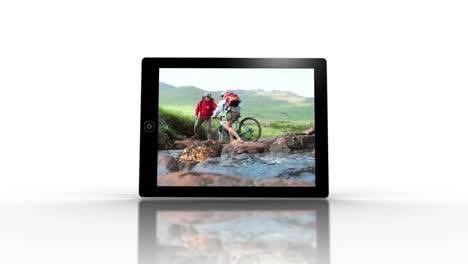 pantallas de dispositivos multimedia que muestran aventuras al aire libre