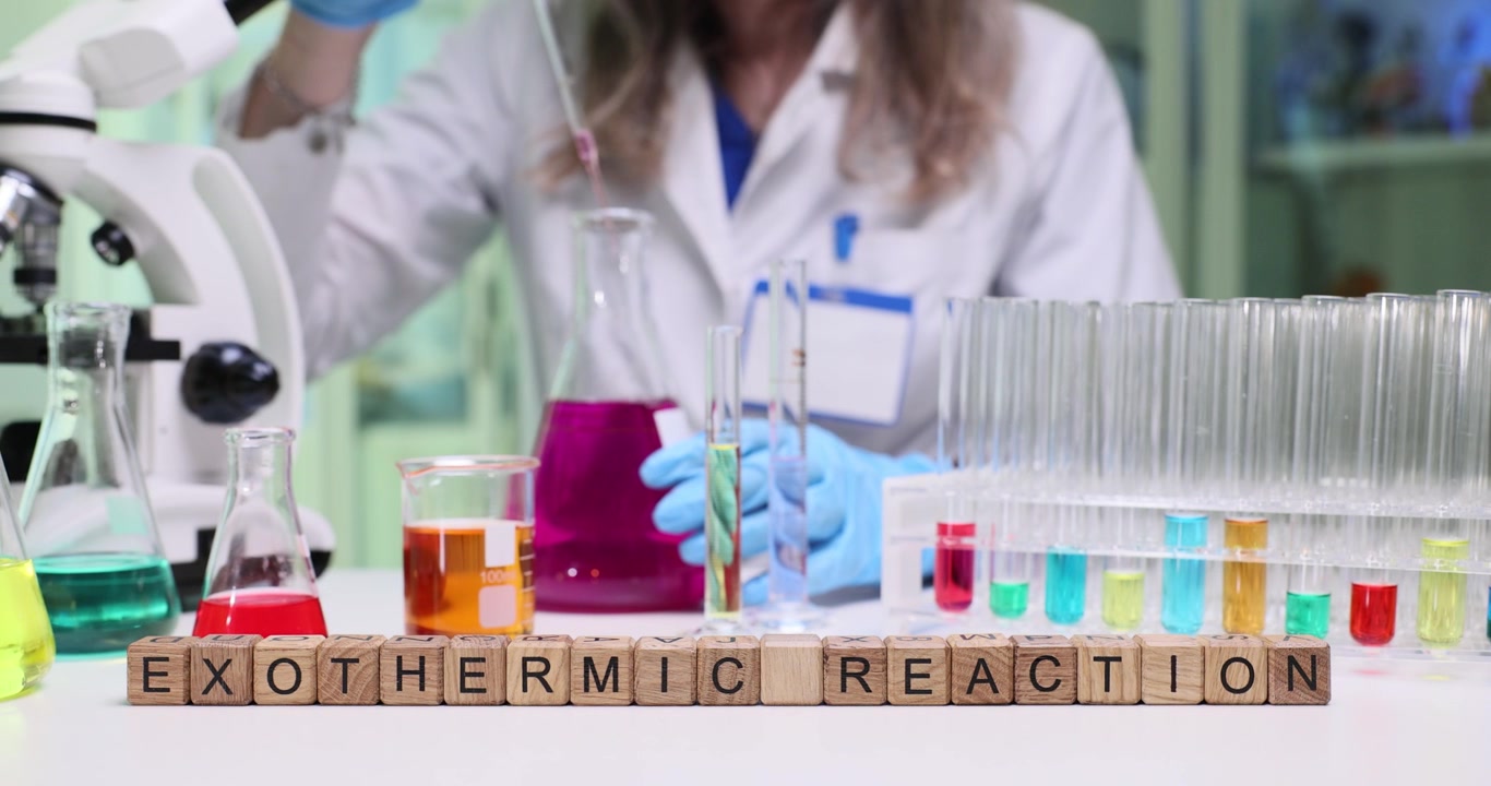 Esperimento di laboratorio di reazione esotermica condotto nell'ambito dell'educazione scientifica.