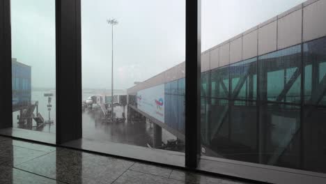 aerobridge del aeropuerto para el vuelo de borde panorámica