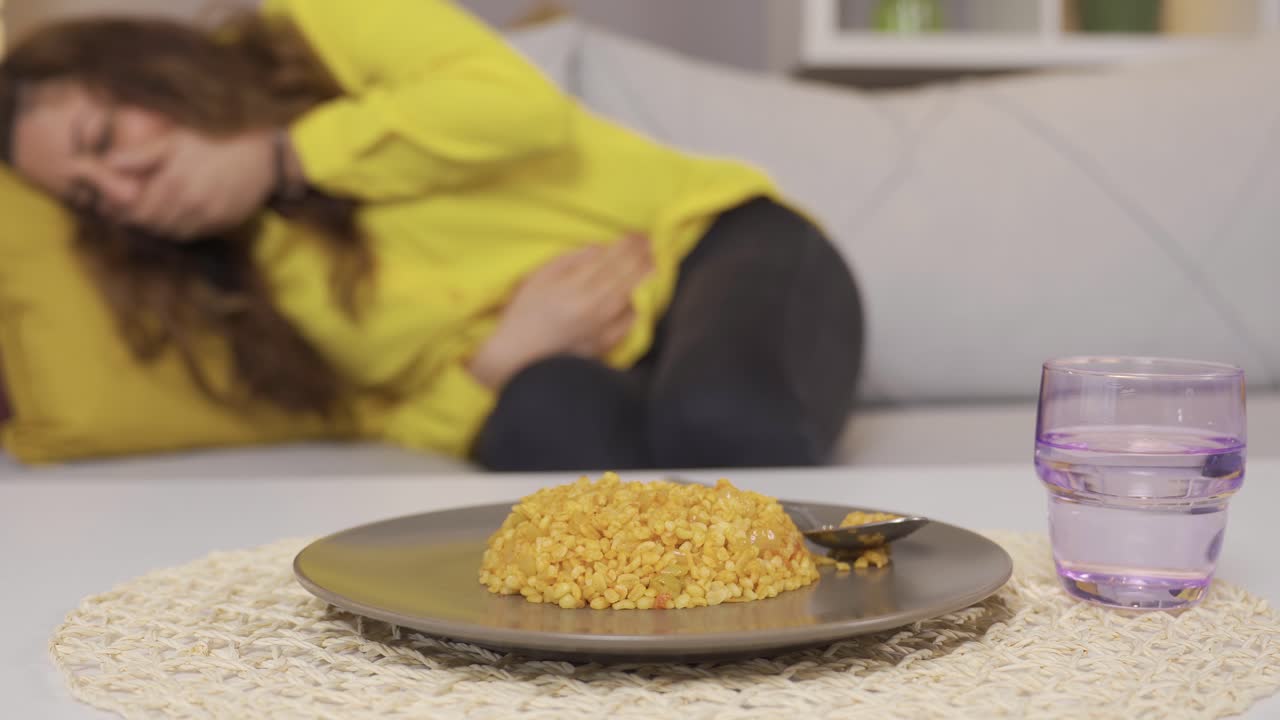 la mujer está envenenada por la comida que come.