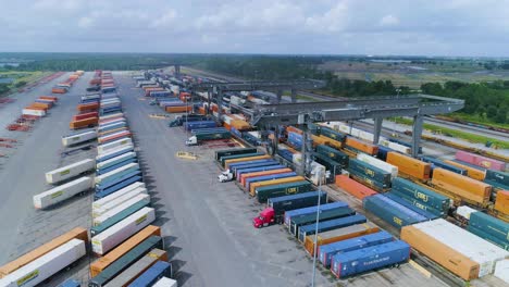 video de drones de 4k de trenes y camiones en el patio de trenes intermodales csx en winter haven, florida