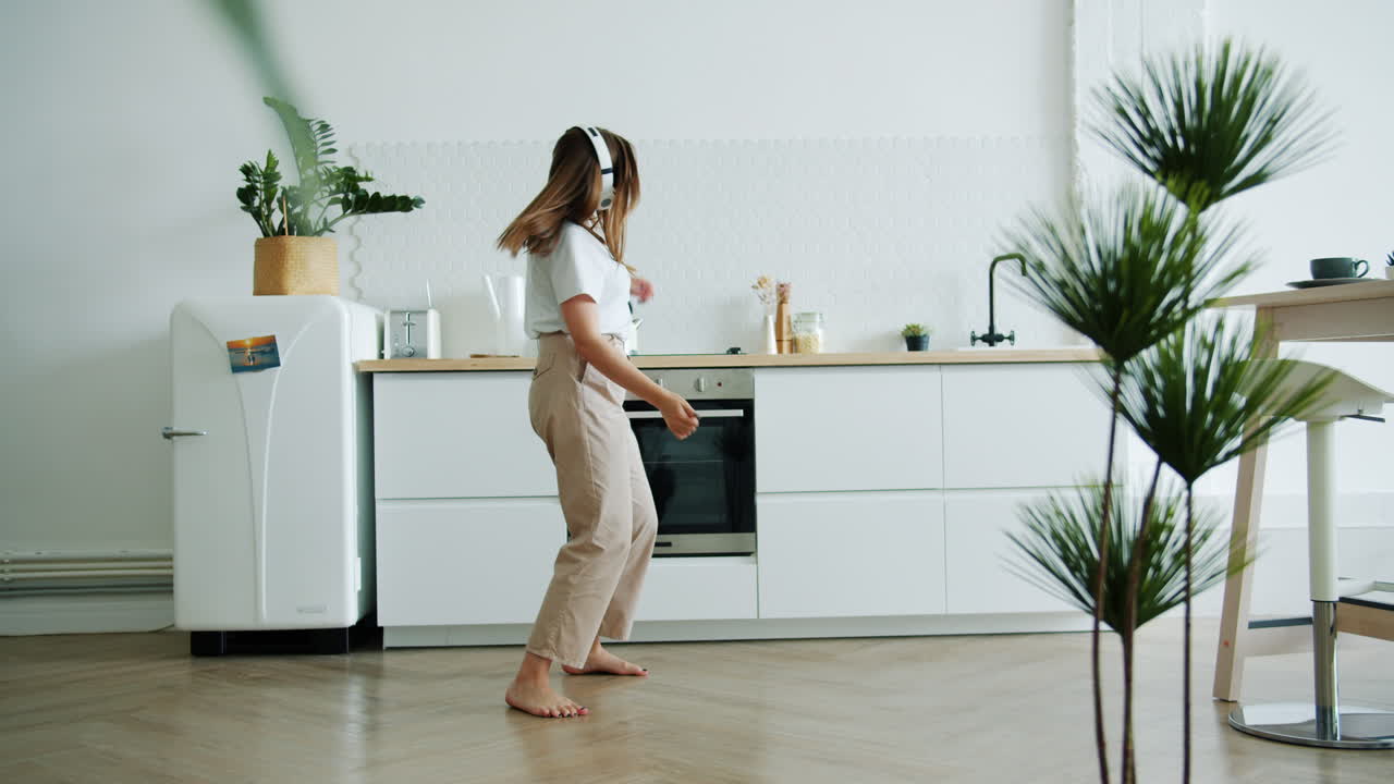 Donna che balla in una cucina moderna