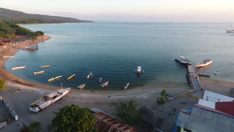 Luftaufnahme-Des-Frühen-Morgens-über-Dem-Dorf-Labuan-Aji-Auf-Der-Insel-Moyo-In-Indonesien