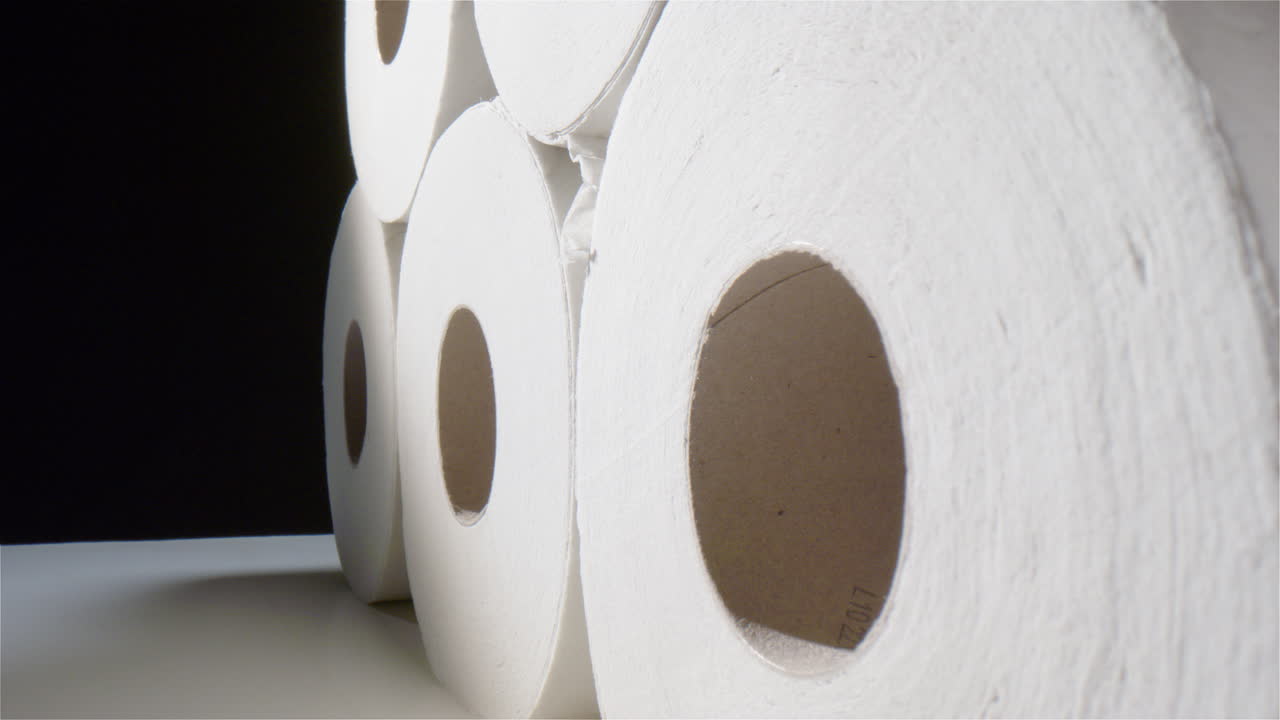 seguimiento de toma macro inversa que revela la pila de rollos