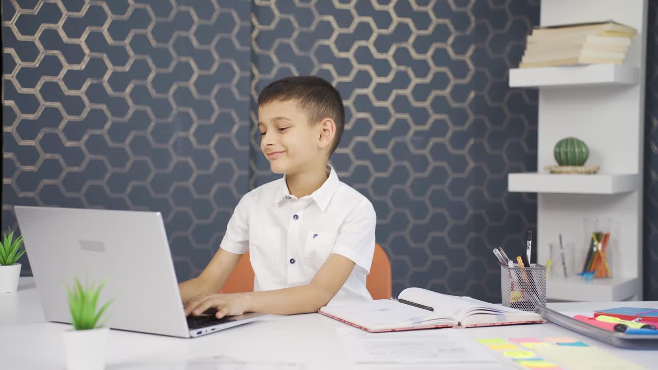 el niño que estudia está satisfecho y feliz.