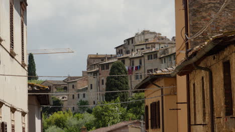 Rustikales-Italienisches-Dorf-San-Gimignano,-Eingebettet-In-Die-Sanften-Hügel-Der-Toskana