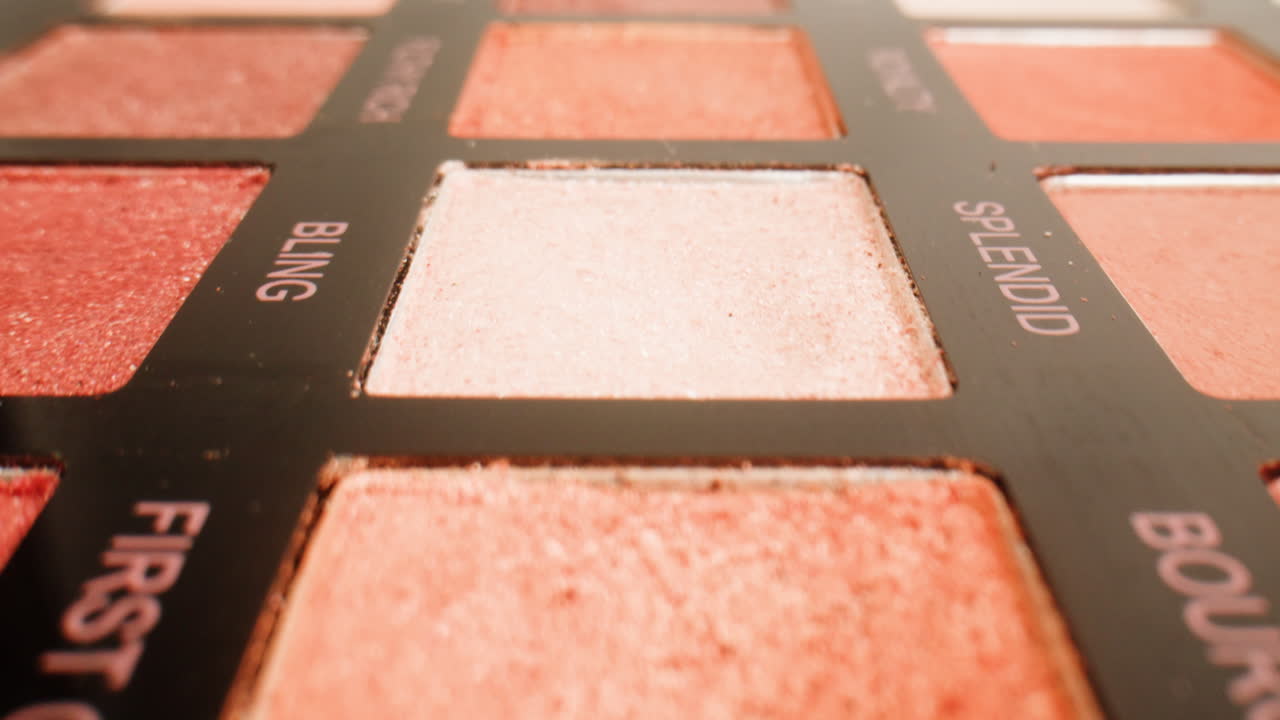 primer plano de una paleta de sombras de maquillaje