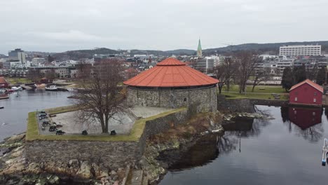 antena girando lentamente alrededor del frente de la fortaleza de kristiansand durante la mañana nublada - noruega