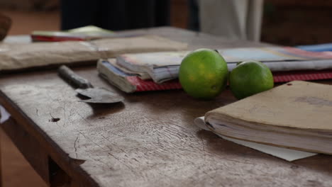 viejos libros y un cuchillo en la mesa de la escuela de áfrica, de cerca