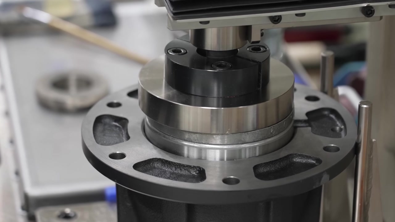 Hydraulic press machine forming precision bearing hub and flange component for washing machine drive assembly