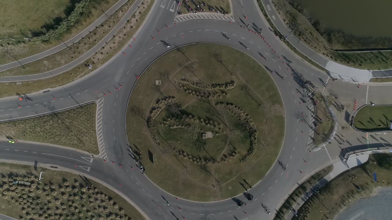 거리 경쟁에서 자전거 타는 사람의 조감도