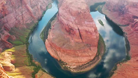 toma cinematográfica, vista aérea de drones de curva de herradura, un cañón en forma de herradura alto sobre el río colorado cerca del lago powell y el gran cañón, estados unidos