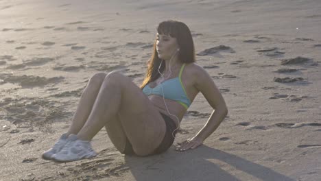 mujer deportiva trabajando en la playa