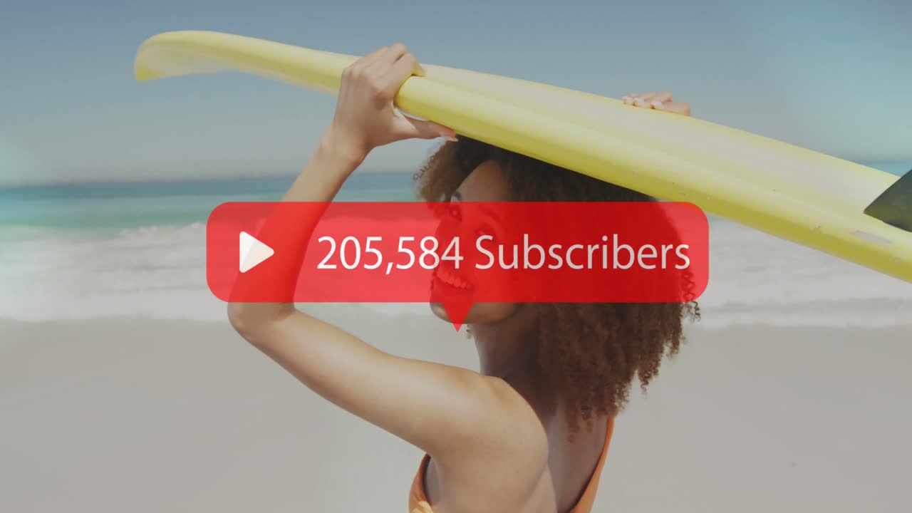 해변에서 서핑 보드를 가진 여성에 대한 구독자 텍스트와 숫자에 대한 음성 거품의 애니메이션