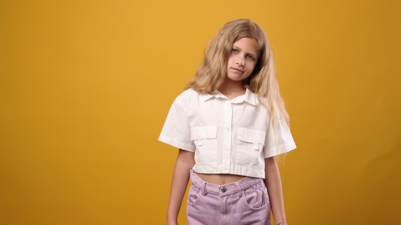 Ragazza che alza le spalle con espressione confusa