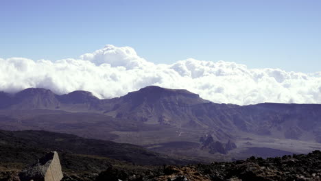 puntualidad del parque nacional canario del teide nubes en la parte superior