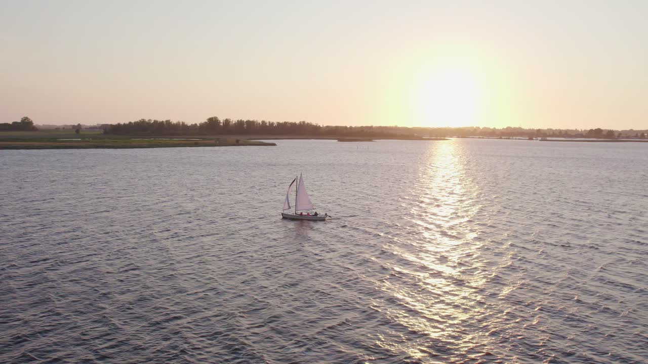 Vista aerea al tramonto sul lago Fluessen con una barca, Koudum, Paesi Bassi.