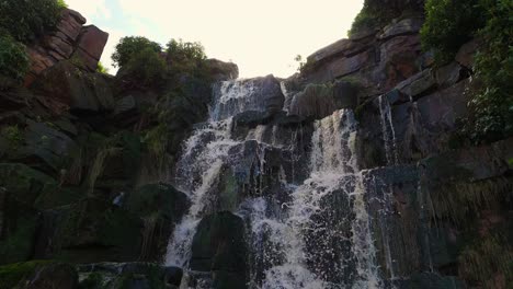 Luftaufnahmen-Von-Einem-Hohen-Felsigen-Wasserfall-In-Den-Yorkshire-Dales,-Pennies