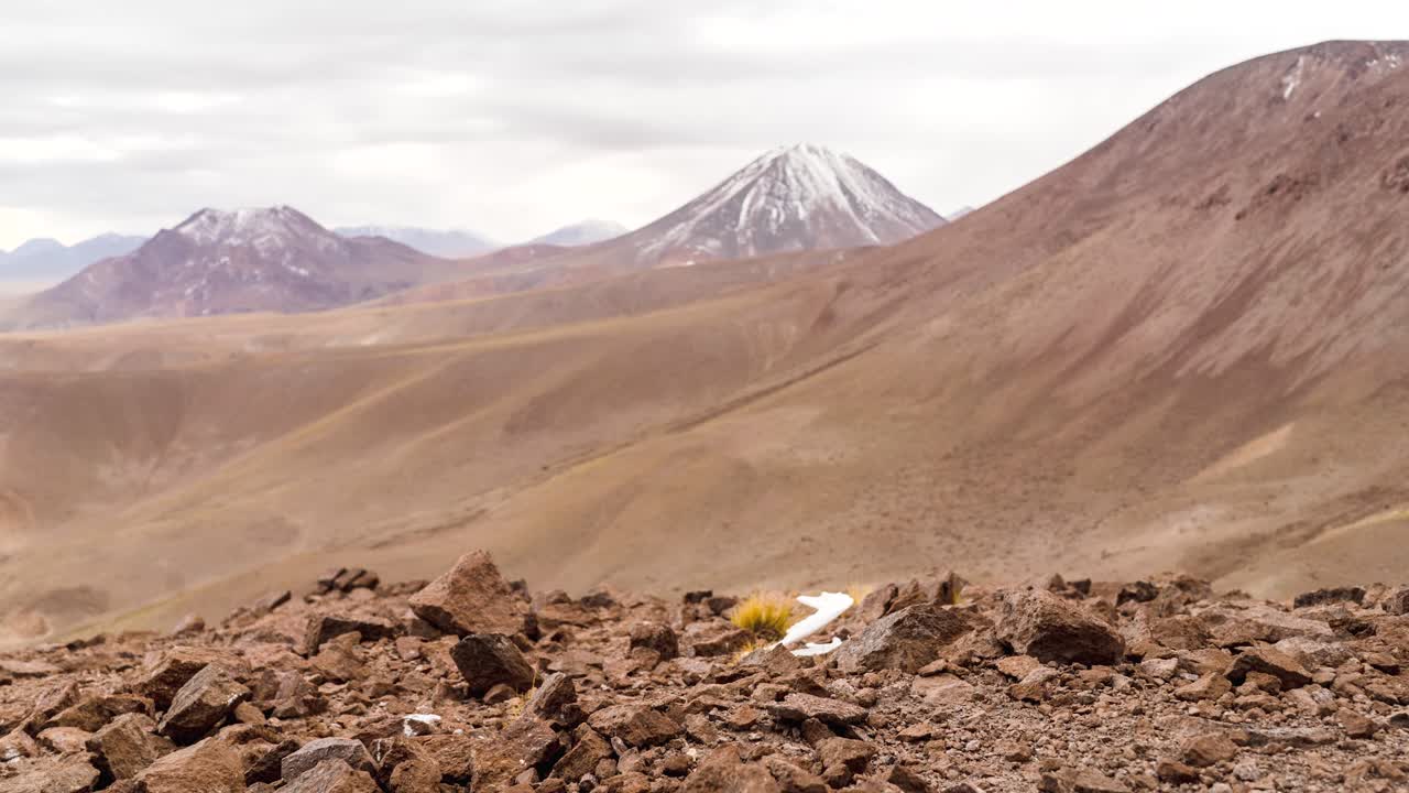 timelapse del desierto con el volcán licancabur al fondo, américa del sur, chile