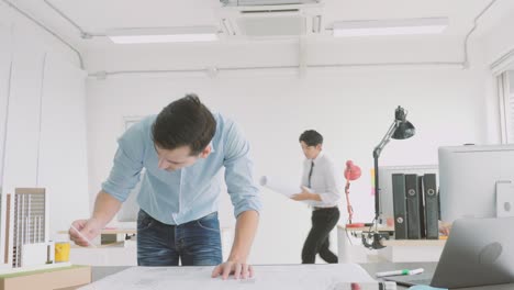equipo de arquitectos creativos que trabajan juntos en un estudio de arquitectos