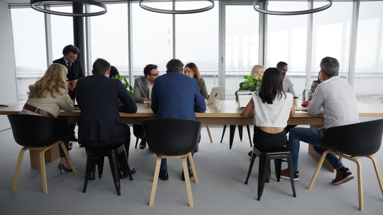 colegas de negocios elegantemente vestidos trabajando en una oficina brillante