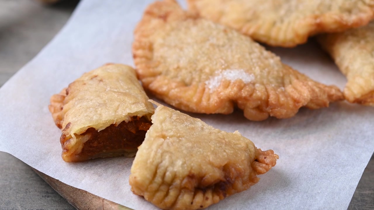 Bánh empanadilla bí đỏ ngọt tự làm.