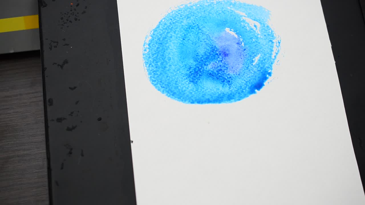 背景を描く。水彩絵の具での描画。