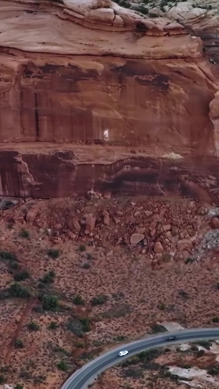 Esplorare la Moab Valley nello Utah con strada tortuosa e formazioni rocciose