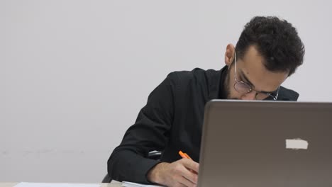 persona que trabaja en la oficina