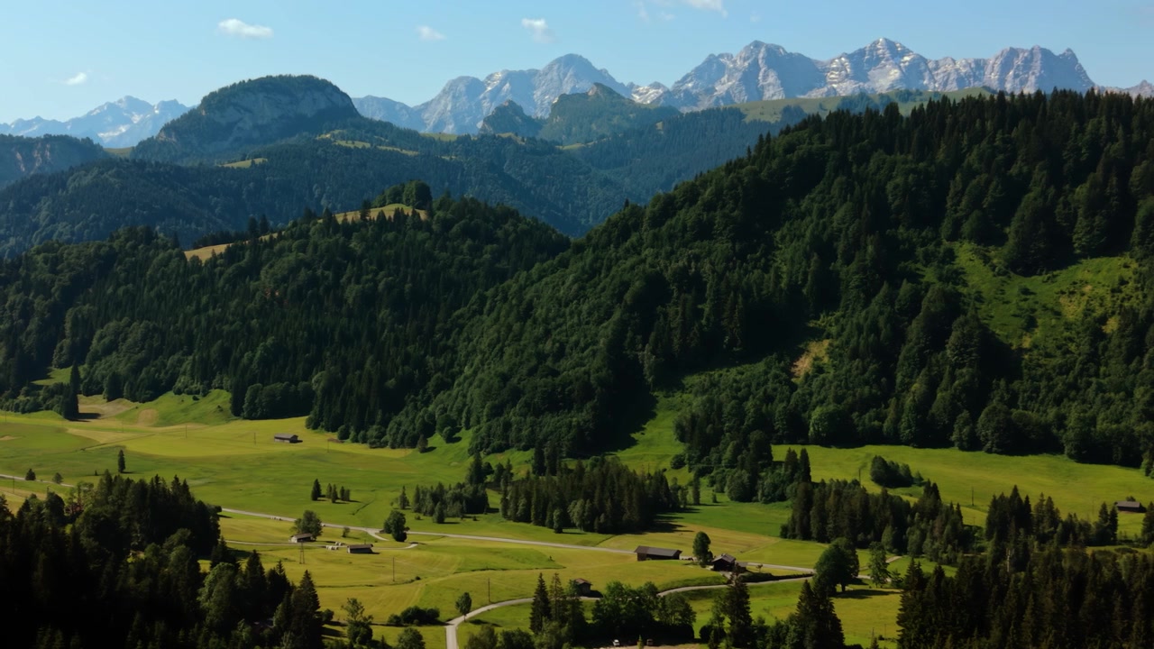 Natura idilliaca attraverso la valle alpina Heutal a Salisburgo, che mostra verdi colline e le montagne Hohe Tauern