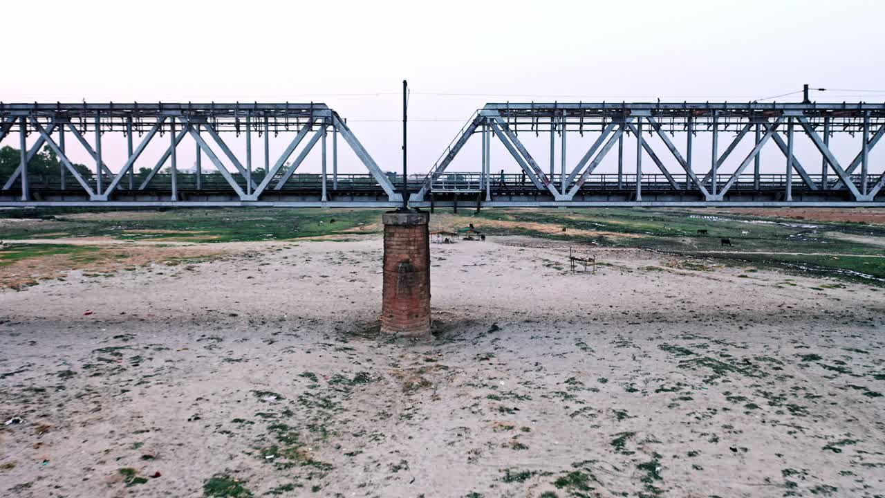 imágenes aéreas del río yamuna contaminado y seco que fluye en agra